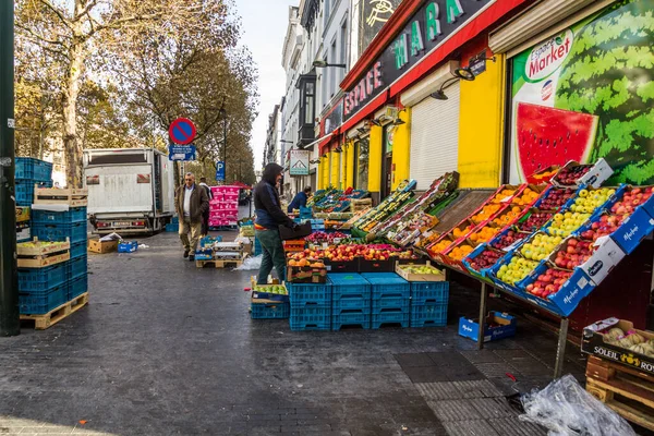 Bruselas Bélgica Nov 2018 Tienda Frutas Verduras Calle Stalingrado Bruselas — Foto de Stock