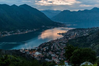 Karadağ 'ın Kotor Körfezi günbatımı manzarası