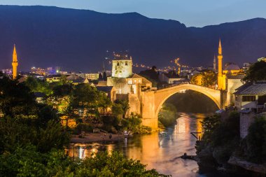 Mostar 'daki Stari' nin (Eski Köprü) akşam manzarası. Bosna-Hersek