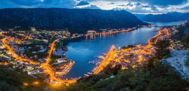 Karadağ 'ın Kotor Körfezi akşam manzarası