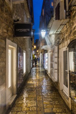 BUDVA, MONTENEGRO - 3 Haziran 2019: Budva, Karadağ 'daki eski bir kasabanın akşam manzarası