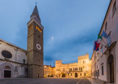 Slovenya 'nın Koper kentindeki Titov Trg Meydanı' nın akşam manzarası