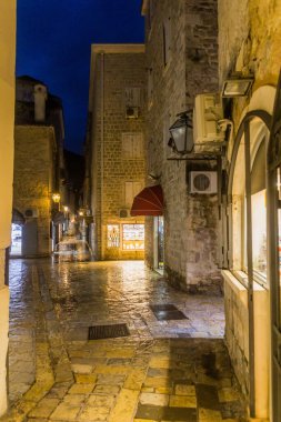 Karadağ 'ın Budva kentindeki eski bir kasabanın akşam manzarası