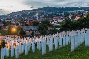 Saraybosna 'daki Kovaci mezarlığının akşam manzarası. Bosna-Hersek