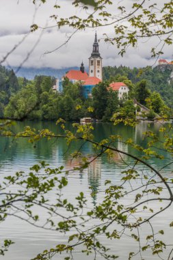 Slovenya 'nın başkenti Maria ve Bled Castle' ın Hac Kilisesi ile birlikte Bled Gölü manzarası