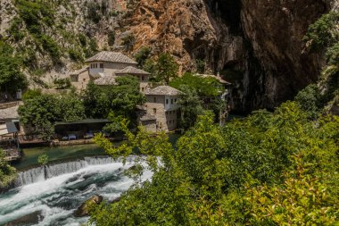 Bosna-Hersek 'in Mostar kenti yakınlarındaki Blagaj köyündeki Buna nehrinin kaynağı