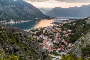Kotor 'un Tabacina Mahallesi ve Karadağ' ın Kotor Koyu 'nun günbatımı hava manzarası.