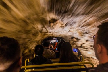 POSTOJNA, SLOVENIA - 17 Mayıs 2019: Postojna mağarasında yeraltı turizm treni