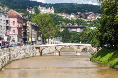 SARAJEVO, BOSNIA VE HERZEGOVINA - 11 Haziran 2019: Saraybosna 'daki Latin Köprüsü. Bosna-Hersek