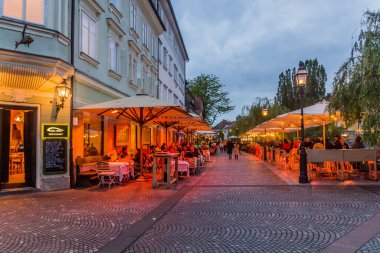 LJUBLJANA, SLOVENIA - 13 Mayıs 2019: Slovenya 'nın Ljubljana kentinde Cankaro nabrezje nehir kenarında açık hava restoranları