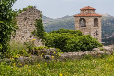 Karadağ 'daki Stari Bar antik bir yerleşim yerindeki saat kulesi