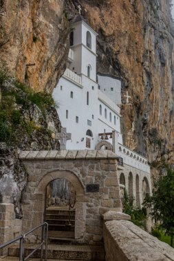 Karadağ 'daki Ostrog manastırı manzarası