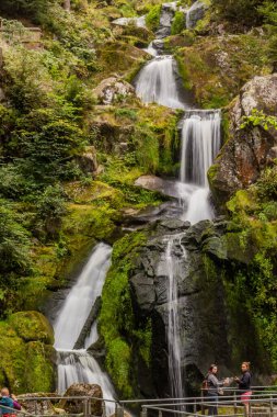 TRIBERG, Almanya - 2 Eylül 2019: Triberg Şelalelerinden biri Almanya 'nın Baden-Wuerttemberg bölgesindeki Kara Orman bölgesine ayak bastı