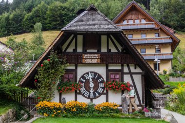 TRIBERG, GERMANY - 2 Eylül 2019: Almanya 'nın Baden-Wuerttemberg kentindeki Triberg köyündeki dünyanın en eski guguklu saatinin görüntüsü
