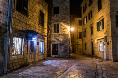 KOTOR, MONTENEGRO - 1 Haziran 2019: Karadağ 'ın Kotor kentinde akşam manzarası.