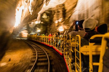 POSTOJNA, SLOVENIA - 17 Mayıs 2019: Postojna mağarasında yeraltı turizm treni
