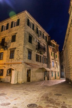 Karadağ 'ın Kotor kentindeki eski ston evlerin akşam manzarası.