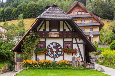 TRIBERG, GERMANY - 2 Eylül 2019: Almanya 'nın Baden-Wuerttemberg kentindeki Triberg köyündeki dünyanın en eski guguklu saatinin görüntüsü