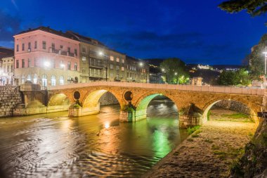 Saraybosna 'daki Latin Köprüsü' nün akşam manzarası. Bosna-Hersek