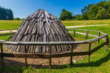 Almanya 'nın Baden-Wuerttemberg eyaletindeki Swabian Jura' daki Raichberg dağında kömür yığını modeli.