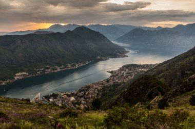 Karadağ 'ın Kotor Körfezi günbatımı manzarası