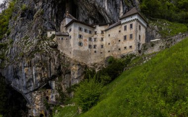 Slovenya 'daki Predjama Kalesi Manzarası