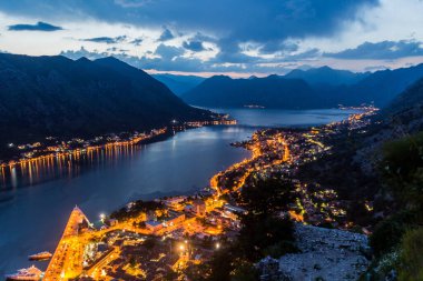 Karadağ 'ın Kotor Körfezi ve Kotor Körfezi' nin günbatımı manzarası.