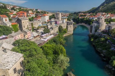 Mostar 'daki Neretva nehrinin üzerindeki Stari (Eski Köprü). Bosna-Hersek