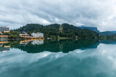 Slovenya 'daki Bled Gölü' nün akşam manzarası