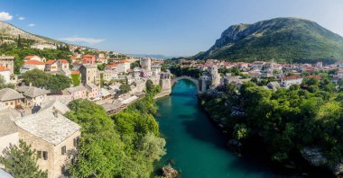 Mostar 'daki Neretva nehrinin üzerindeki Stari (Eski Köprü). Bosna-Hersek