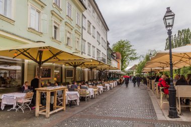 LJUBLJANA, SLOVENIA - 13 Mayıs 2019: Slovenya 'nın Ljubljana kentinde Cankaro nabrezje nehir kenarında açık hava restoranları