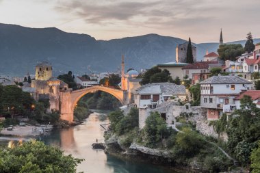 Mostar 'daki Stari' nin (Eski Köprü) akşam manzarası. Bosna-Hersek