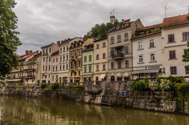 LJUBLJANA, SLOVENIA - 13 Mayıs 2019: Riverside ve Ljubljana kalesi, Slovenya