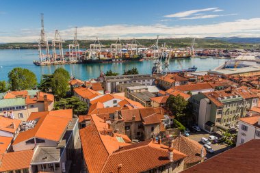 KOPER, SLOVENIA - 16 Mayıs 2019: Konteynır limanı Slovenya ile Koper 'in havadan görüntüsü