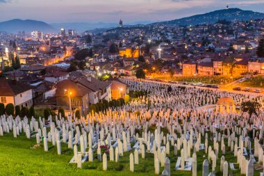 Saraybosna 'daki Kovaci mezarlığıyla şehir manzarası. Bosna-Hersek