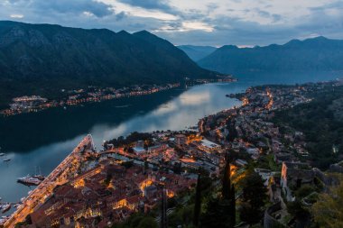 Karadağ 'ın Kotor Körfezi günbatımı manzarası
