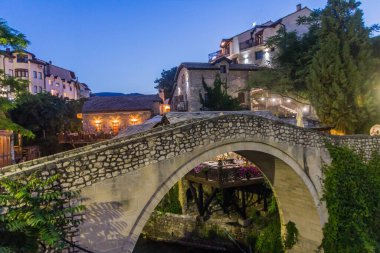 Mostar 'daki Kriva Cuprija' nın (Eğri Köprü) akşam manzarası. Bosna-Hersek
