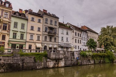 LJUBLJANA, SLOVENIA - 13 Mayıs 2019: Ljubljana, Slovenya 'daki Riverside evleri