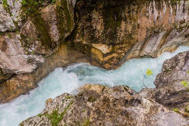 Slovenya 'nın Bovec köyü yakınlarındaki Soca nehri vadisi