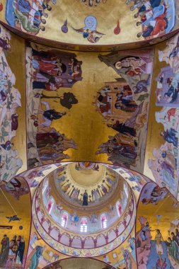 PODGORİKA, MONTENEGRO - 4 Haziran 2019: Karadağ 'ın başkenti Podgorica' da İsa 'nın Dirilişi Katedralinin İçi