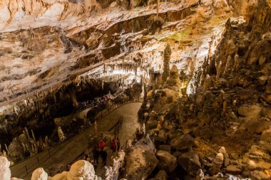 POSTOJNA, SLOVENIA - 17 Mayıs 2019: Postojna mağarası kaya oluşumları, Slovenya