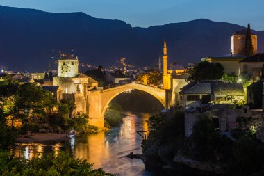 Mostar 'daki Stari' nin (Eski Köprü) akşam manzarası. Bosna-Hersek