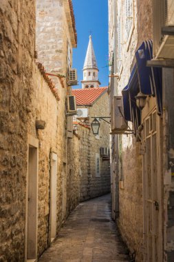 Karadağ 'ın Budva kentindeki eski sokakta.