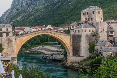 MOSTAR, BOSNIA VE HERZEGOVINA - 10 Haziran 2019: Mostar 'daki Stari Most (Eski Köprü). Bosna-Hersek