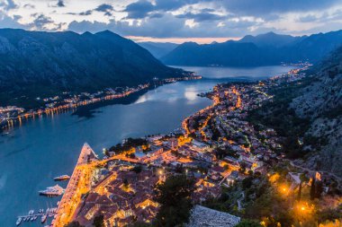 Karadağ 'ın Kotor Körfezi ve Kotor Körfezi' nin günbatımı manzarası.