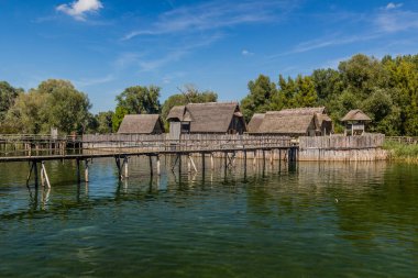 Stilt evleri (Pfahlbauten), Unteruhldingen kasabasındaki Taş ve Bronz Çağı evleri, Baden-Wurttemberg Eyaleti, Almanya