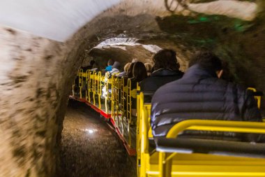 POSTOJNA, SLOVENIA - 17 Mayıs 2019: Postojna mağarasında yeraltı turizm treni