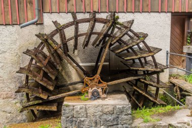 Schiltach köyünde su çarkı, Baden-Wurttemberg eyaleti, Almanya