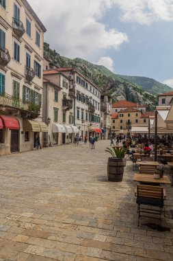 KOTOR, MONTENEGRO - 1 Haziran 2019: Kotor, Karadağ 'daki Pjaca od Oruzja Meydanı.