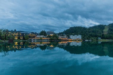 Slovenya 'nın Bled Gölü' ne yansıyan kenti